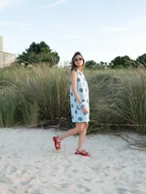 Vestido corto celeste con lunares grandes color azul, sin mangas y corte recto.