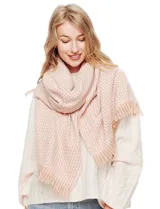 Bufandón tejido de poliéster, color rosa pálido con textura jaspeada en tonos pastel (naranja, lila, gris). Presenta un tejido grueso y flecos en los bordes.