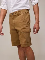 Bermuda cargo color marrón claro, con bolsillos laterales y traseros.