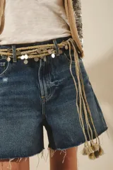 Bermuda de denim rígido azul, de tiro medio, con lavado localizado y ruedo al corte con tajos laterales.