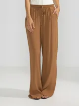 Pantalón palazzo color marrón, de corte recto y cintura elastizada.
