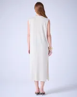 Vestido largo de tejido de punto color crudo, con textura metalizada, cuello escote en V y tajos laterales.