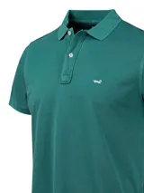 Remera polo color salmón de piqué de algodón orgánico, corte regular, con cuello clásico y tapeta de dos botones.