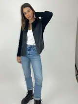Campera negra con frente de cuero, mangas largas de tejido de lana y cierre frontal con cremallera.