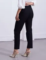 Pantalón negro de gabardina elastizada, marca Ruby Rd. Modelo recto con bolsillos delanteros y traseros, terminación al tobillo.