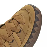 Zapatillas Adidas Adimatic color marrón con detalles en marrón oscuro.