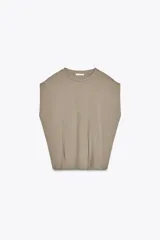 Camiseta azul de algodón con cuello redondo y mangas cortas caídas.