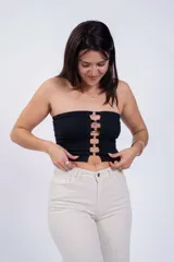 Top strapless negro con detalle de aros metálicos en el frente.