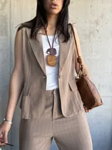 Chaleco sastrero color tostado con rayas verticales finas, escote en V y cierre frontal con botones.