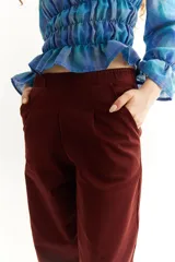 Pantalón capri color lila de gabardina de algodón.