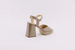 Sandalias de cuero color peltre con plataforma y pulsera al tobillo. Taco cuadrado de 9 cm de altura.