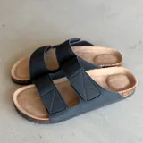 Sandalias negras con doble tira ancha con ajuste de velcro, plantilla anatómica color beige y suela de corcho.