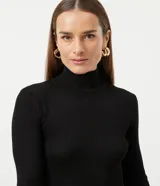 Vestido midi negro de tejido de punto acanalado, con cuello alto y manga larga. Diseño ajustado al cuerpo.