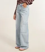 Pantalón wide leg de jeans celeste con cintura alta, bolsillos delanteros, traseros y laterales, cierre con botón y cremallera, y trabillas en la cintura.
