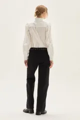 Jean recto de tiro medio, color negro, con textura sutil de animal print en relieve.