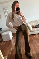 Pantalón marrón de cuero ovino con corte oxford y efecto desgastado.
