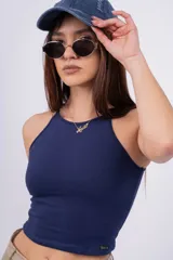 Musculosa blanca de breteles finos y corte cropped.