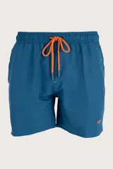Short de baño azul con cordón naranja en la cintura.
