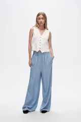 Pantalón azul de lyocell, de corte ancho y tiro alto, con cintura elastizada y bolsillos laterales.