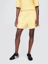 Short deportivo color crema, con cintura elástica ajustable con cordón y logo bordado en la pierna izquierda.