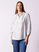 Blusa de algodón estampado, marca Hester & Orchard. Cuello con solapa, escote en V y manga 3/4.