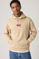 Buzo canguro color beige con capucha y cordones ajustables. Logo de Levi's estampado en el pecho.