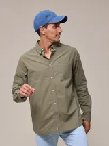 Gorro de jean azul con visera y logo bordado en naranja.