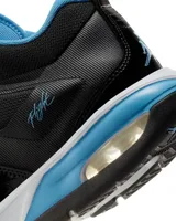 Championes de básquet Nike Jordan Stay Loyal 3, color negro con detalles en celeste y blanco.