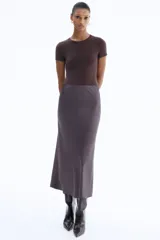 Body de manga corta color marrón oscuro, con escote redondo y corte alto en la entrepierna.