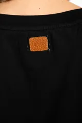 Remera negra de algodón peinado, corte recto y mangas cortas.