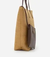 Bolso de playa mediano de fibra de papel color marrón claro, con asas de hombro pespunteadas en marrón oscuro. Incluye un neceser con cierre.