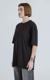 Remerón negro de corte extra oversize con hombros caídos, cuello redondo rib al tono y doble costura. Confeccionado en algodón premium americano suave.