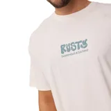 Remera manga corta color crema con estampa centrada en el pecho con el logo de la marca Rusty y la frase "Everywhere in the deep" en color celeste.
