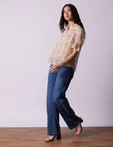 Blusa de gasa estampada marca Alex & Lili. Tiene cuello a la base con solapa y escote en V, mangas cortas con punto smock y terminación amplia. Delantera, solapa y mangas con aplique en crochet.