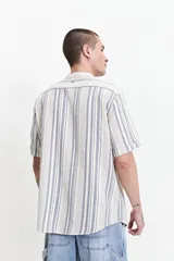 Camisa a rayas con textura, cuello mao y fit slim.