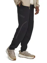 Pantalón cargo Under Armour color beige, de corte ajustado, con bolsillos laterales con cierre y detalles en negro.