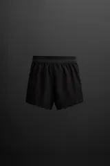 Shorts de running negros confeccionados en tejido técnico ligero y elástico con forro interior. Cintura elástica ajustable con cordón interior, bolsillo multifunción en la malla interior y detalle de logo estampado en la pierna.