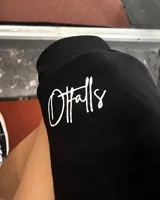 Buzo hoodie negro de algodón con bolsillo tipo canguro y estampado en el pecho y en la manga.