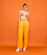 Top cropped tejido al crochet con diseño de rayas horizontales en tonos naranja, rosa, violeta y amarillo.