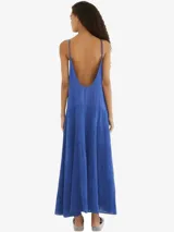 Vestido largo blanco de tirantes finos, con escote en V y falda escalonada con aberturas laterales.