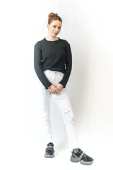 Sweater mostaza de punto acanalado con cuello redondo y mangas largas.