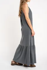 Vestido largo gris de algodón con breteles finos y falda con volado.