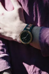 Reloj Vernoir con caja de madera de Zebrano y malla de Chacate Preto con incrustaciones de madera de Zebrano. Esfera negra con marcadores minimalistas en blanco y manecillas negras.