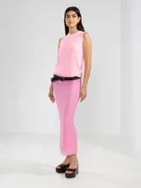 Falda larga de punto color rosa, con cintura elástica y corte ajustado.