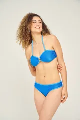 Corpiño strapless con copas preformadas fijas y bretel fijo que cruza en la espalda.