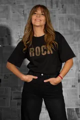 Remera blanca de corte clásico con estampado frontal de la palabra "ROCK" en letras con textura animal print. Confeccionada en algodón suave.