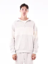 Buzo deportivo gris y blanco con cuello polo con cierre de cremallera.
