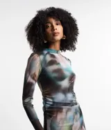 Vestido midi de tul con estampado abstracto en tonos marrones, azules y verdes. Tiene cuello alto, mangas largas y forro.