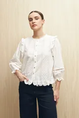 Blusa blanca de algodón bordado con encaje y volados, de mangas 3/4 con elástico.