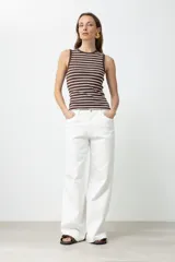 Musculosa de punto canalé color chocolate con rayas horizontales blancas y cuello redondo con ribete marrón.